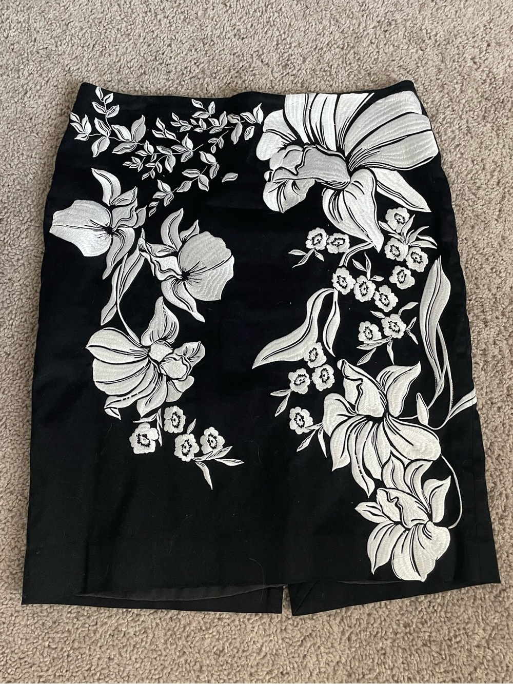 White House Black Market Black Floral Embroidered Pencil Skirt